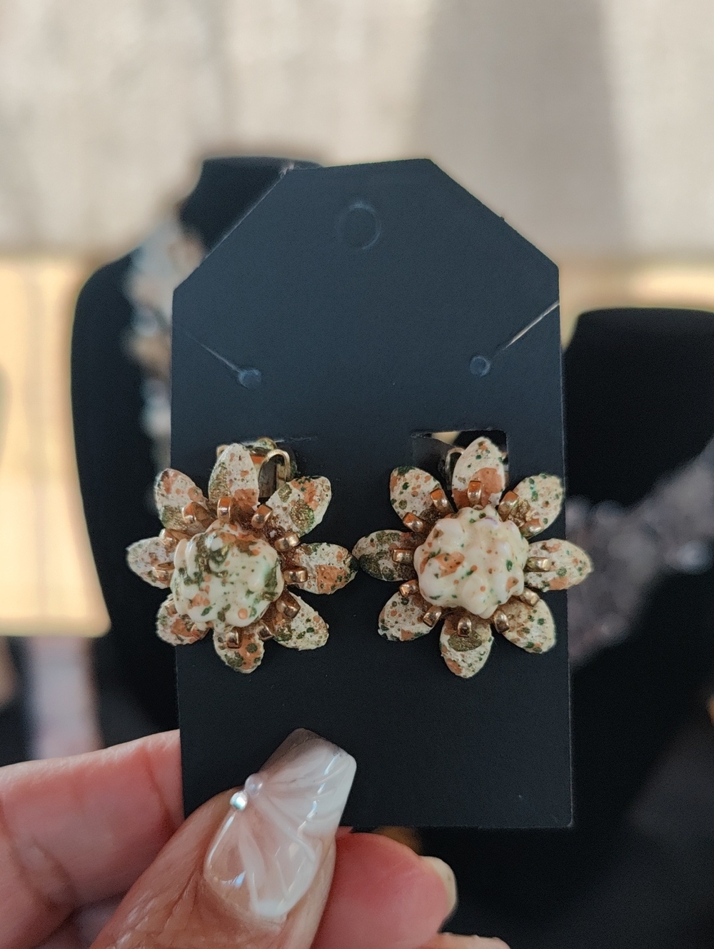 Vintsge Floral Speckled Resin Flower Earrings - Cream & Brown